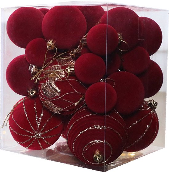Une boîte transparente remplie de boules de Noël rouges en velours de différentes tailles, avec des accents dorés.