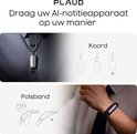 Een Plaude NotePin gedragen als ketting om de nek en bevestigd aan een polsband.