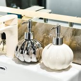 Lot de 2 distributeurs de savon de comptoir en forme de citrouille, distributeur de savon en céramique avec pompe de recharge, flacon de lotion vide, distributeur de désinfectant pour les mains liquide, blanc et argent.