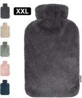 XXL donkergrijze kruik met bontgevoerde hoes, naast kleinere kruiken in andere kleuren.