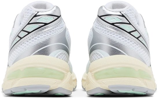 Achterkant van witte Asics Gel-1130 sneakers met mintgroene en zilveren accenten.