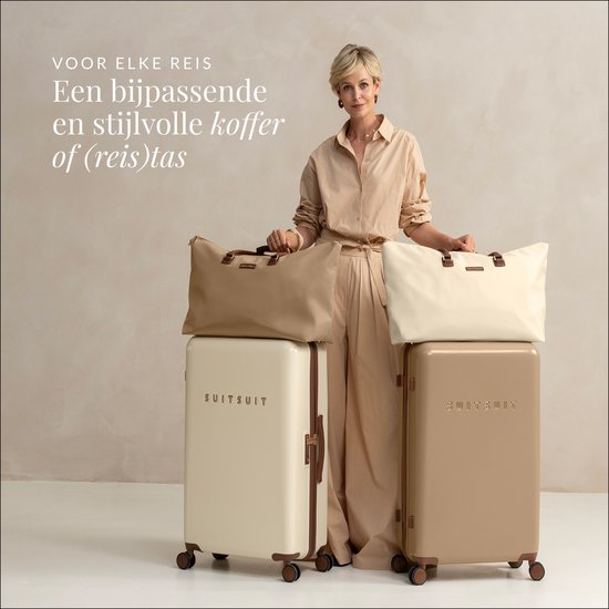 Femme avec des valises SUITSUIT crème et beige et des sacs de voyage assortis. Textile.