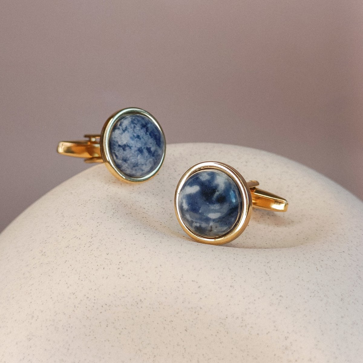 Ava&Imber Sodaliet Manchetknopen - Blauwe Edelsteen Manchetknopen voor Mannen, Goud Stainless Steel (RVS) | Manchetknopen Bruiloft | Blauwe Edelsteen Manchetknopen | Manchet voor Mannen | Lichtblauwe Manchetknopen voor Bruiloft
