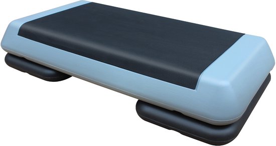 Aerobic stepper met blauwe randen en zwart antislip oppervlak, met zwarte verhogingen.