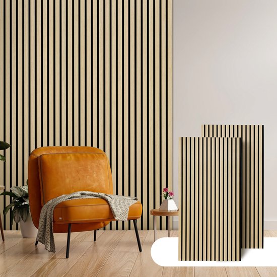 Een retro oranje fauteuil met een plaid voor een hoge wand van verticale houten lamellenpanelen met zwarte tussenruimtes.