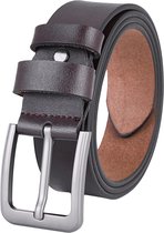 Bruine lederen riem met zilverkleurige gesp, gedetailleerd en rond opgerold.