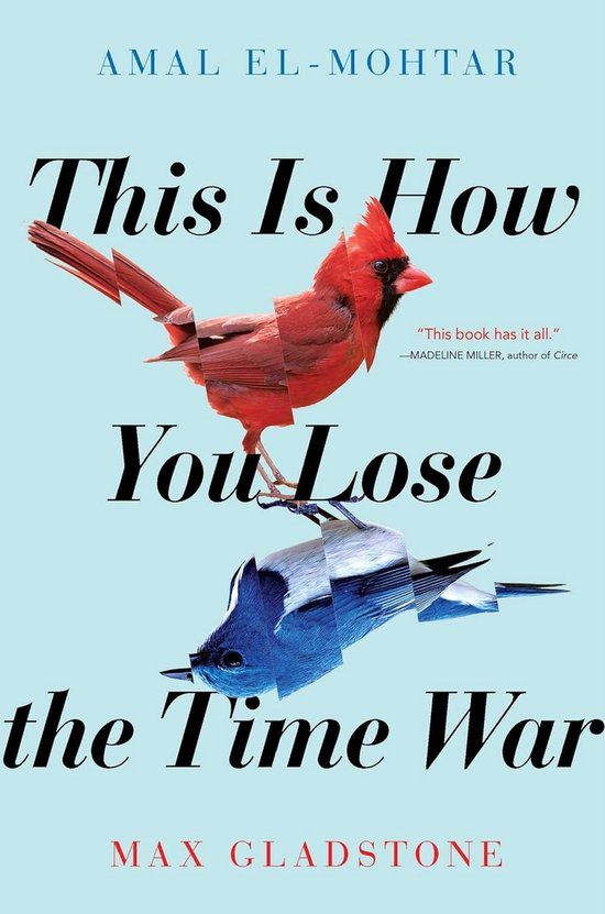 Boekomslag van This Is How You Lose the Time War met een rode kardinaal en blauwe vogel, samengesteld uit glasstukjes.