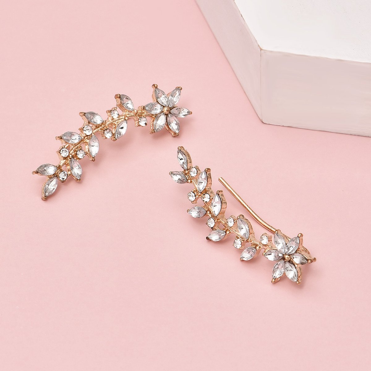 Sjika - Elegante Crystal Ear Climber Oorbellen – Bladdesign – Gold Plated – Luxe Oorbel met Kristallen – Voor Oorgaatjes – Lichtgewicht & Comfortabel – Cadeau voor Haar