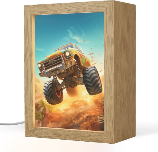 Een verlichte lamp met een monstertruck in actie, in een houten lijst.