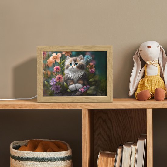 Nachtlampje 20x15 cm - Kinder lampje - Kitten - Illustratie - Bloemen - Natuur - Kat - Tafellamp kinderkamer - Slaapkamer lamp - Bedlamp kinderen - Kinderlampje stopcontact - Wandlamp babykamer - Nachtlampjes van OnlyWow — afbeelding 3