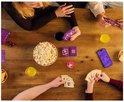Bovenaanzicht van een groep vrienden die een spel spelen aan een houten tafel, met speelkaarten, dobbelstenen en eten.