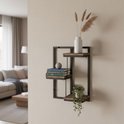 Industrieel wandrek met bruine planken, gedecoreerd met boeken, plant en vaas in een woonkamer.