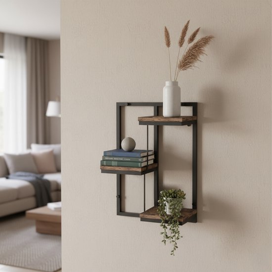Industrieel wandrek met bruine planken, gedecoreerd met boeken, plant en vaas in een woonkamer.