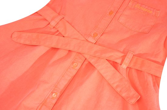 Detail van een oranje meisjesjurk met knopen, strikceintuur, borstzak en geborduurde tekst 'Someone'.