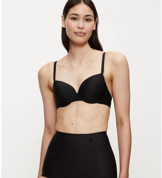 Vrouw met zwarte push-up beha met gekruiste bandjes, van voren gezien.