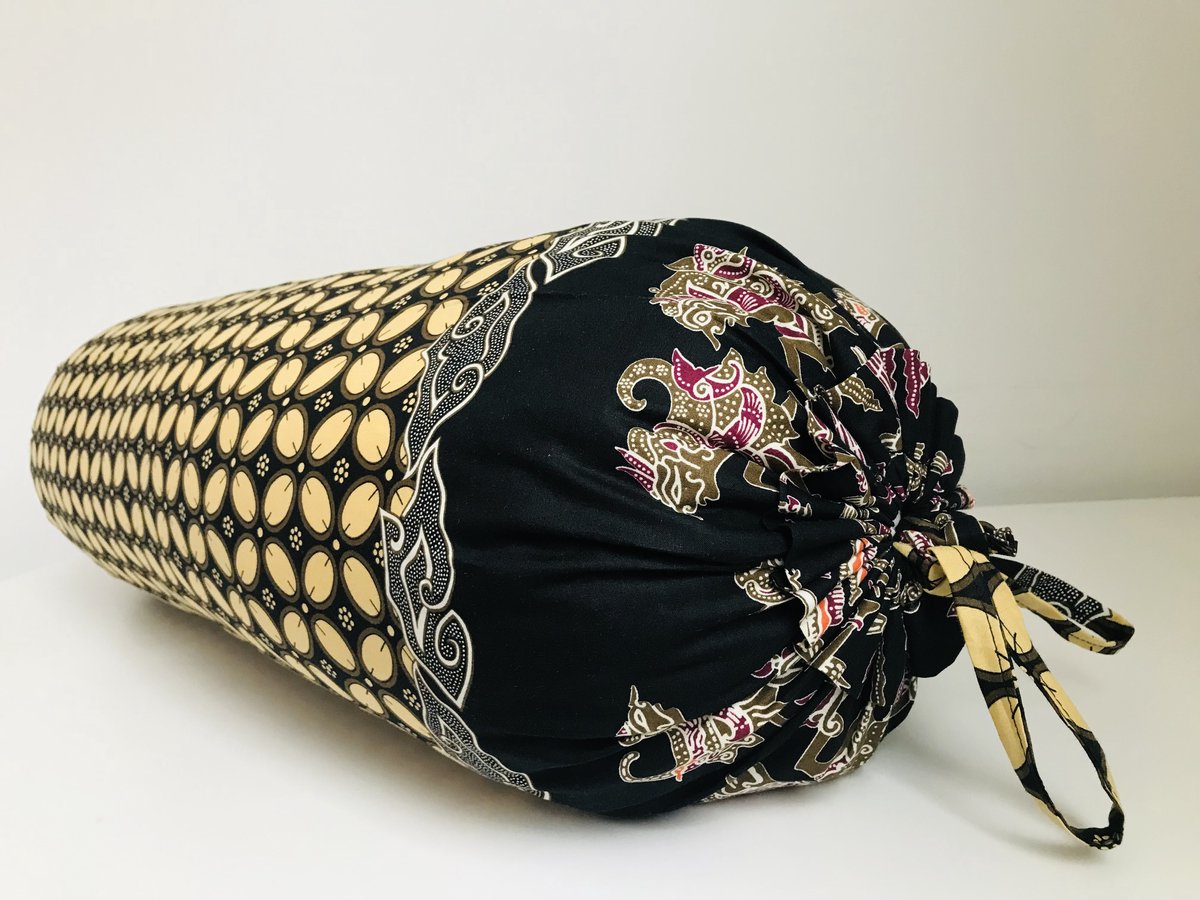 Gustiana® Guling - Rolkussen - Sluimerrol Kapok met wasbare sloop - L85 x B35 x ø20 cm - Batik Wayang