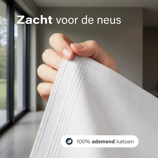 Hand houdt een witte katoenen zakdoek met streepdetails omhoog.