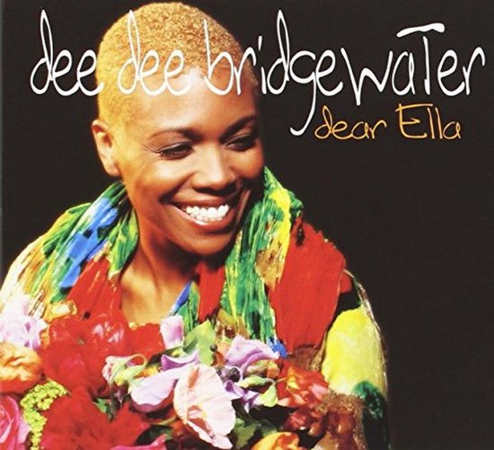 Dee Dee Bridgewater, stralend en lachend, met een kleurrijke sjaal en bloemen. Tekst: "dee dee bridgewater dear Ella".