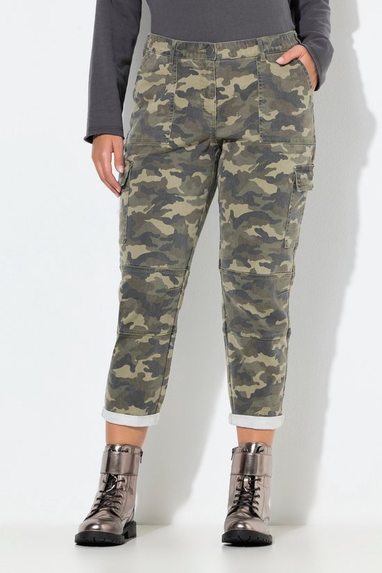 Model draagt camouflage cargobroek met omgeslagen zoom, utility zakken en cuffed enkel.