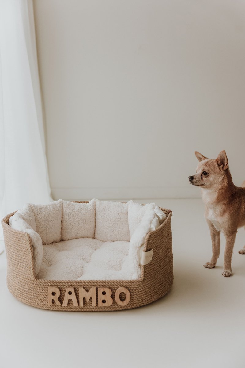 Hondenmand - Small - Met Naam - Ecru - Mand - Kussen - Teddy - Zacht - Interieur - Dierenmand - Huisdier - Mooie hondenmand - Kattenmand - Kat - Handgemaakt - Dog Bed - Gepersonaliseerd - Hondenkussen - Kennel - Hond - Krabpaal