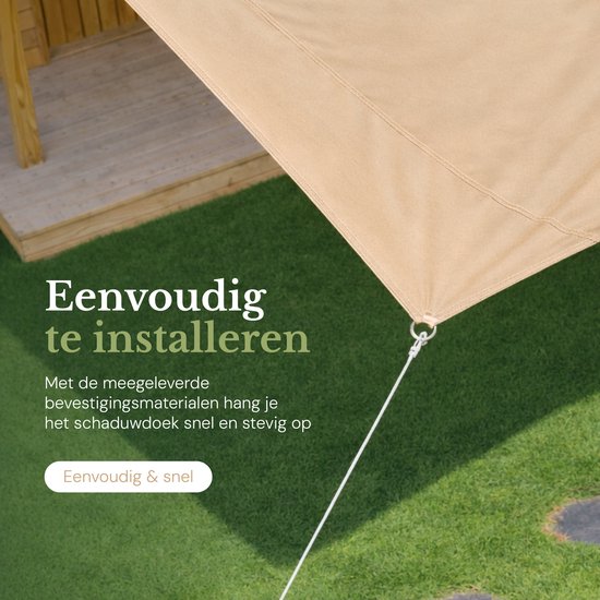 Beige schaduwdoek met metalen ringen, bevestigd aan een houten structuur, boven gras.