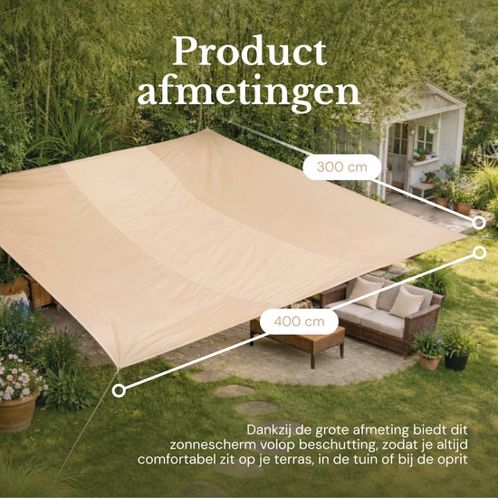 Groot beige schaduwdoek van 400x300 cm hangt over een terras met tuinmeubilair.