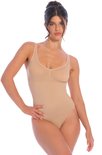 Nude body, gedragen door vrouw, met dunne bandjes en V-hals, poseert met hand op heup.
