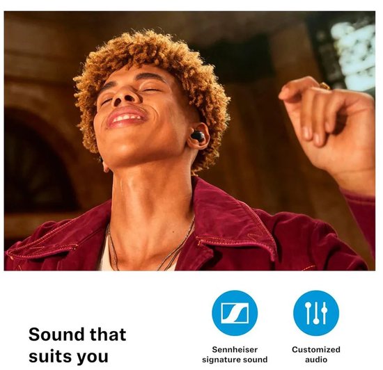 Man met kroeshaar en bordeaux jasje danst met zwarte oordopjes. Tekst: Sound that suits you.