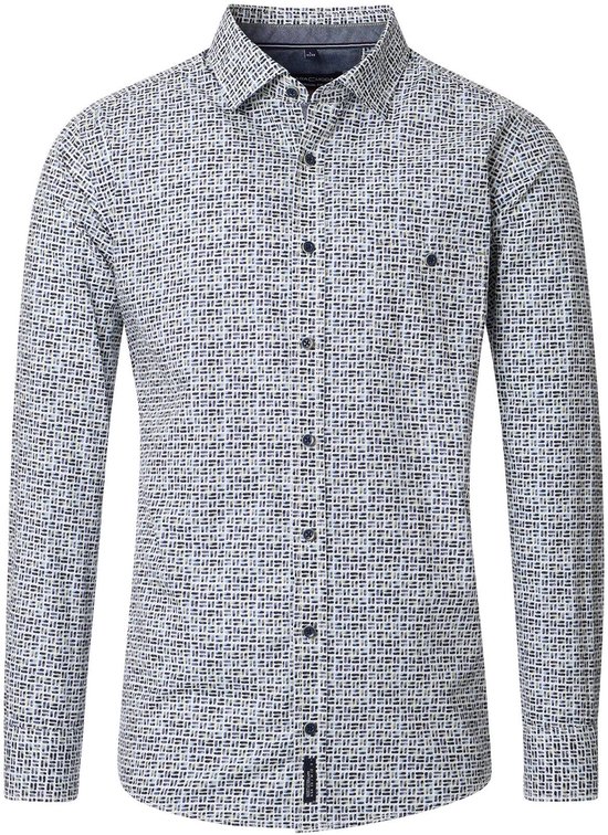 Wit casual overhemd met een geometrisch patroon in blauw en grijs, gedragen door een man.