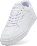 Witte Puma sneakers met vetersluiting, perforaties op de neus en Puma-logo's op de zijkant en tong.