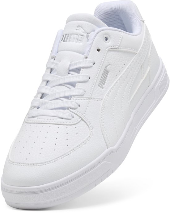 Witte Puma sneakers met vetersluiting, perforaties op de neus en Puma-logo's op de zijkant en tong.