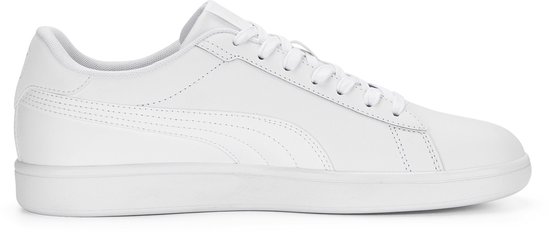 Witte Puma Smash sneaker, van de zijkant gezien.