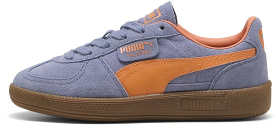 Lichtblauwe suède Puma Palermo sneaker met oranje Puma-streep en gummi zool.