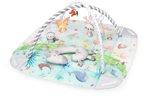 Een babygym met speelmat in aquarel-stijl, met diverse dierenvriendjes en een buikligkussen.