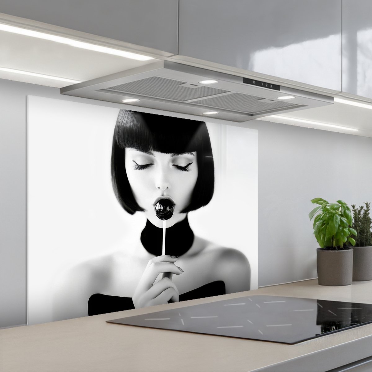 KitchenYeah Spatscherm 80x60 cm Zelfklevende achterwand Vrouw Lolly Zwart Wit Keuken muurbeschermer Spatwand fornuis