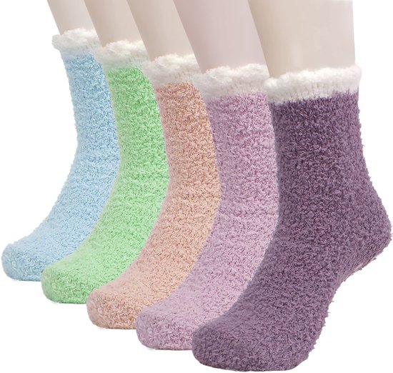 Vijf pantoffelsokken op mannequins: lichtblauw, mintgroen, roze, lila en paars, met witte pluche boord.