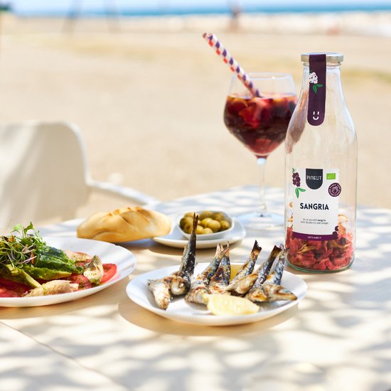 Pineut ® Cadeau Vrouw - Sangria Rood - Zelf Sangria Maken - Sangria Kan - Rode Wijn - Aardbei, Appel & Sinaasappel - Waterkan Glas 1L Hervulbaar - Zomercadeau