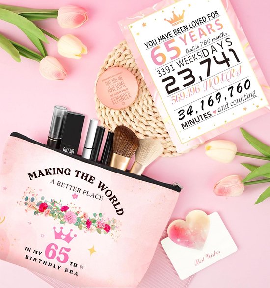 Roze make-uptas met tekst 'Making the world a better place', bloemen en nummer 65. Daarboven een gepersonaliseerde kaart.