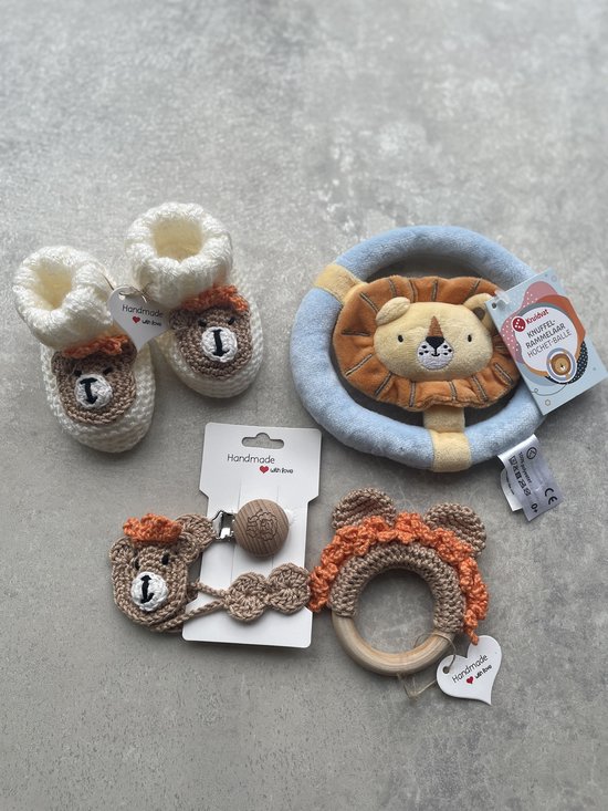 Maminobaby.nl | Baby geschenkset jongens | Handgehaakte babyslofjes | Handgemaakte bijtring | Handgemaakte speenkoord | Babyshower | Babyslofjes 0–6 maanden | Handgemaakt babycadeau| Uniek baby cadeau | Kraamcadeau | — afbeelding 3