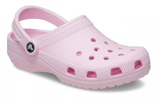 Lichtroze Crocs Classic klomp met bandje achter de hiel. Inclusief Crocs logo op de zijkant.