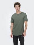 Model draagt een groene, ronde nek T-shirt vanONLY & SONS met korte mouwen en een licht gestructureerd weefsel.