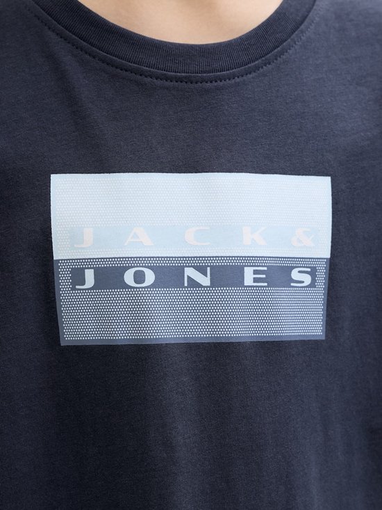 Close-up van de "JACK & JONES" opdruk op een donkerblauw T-shirt.