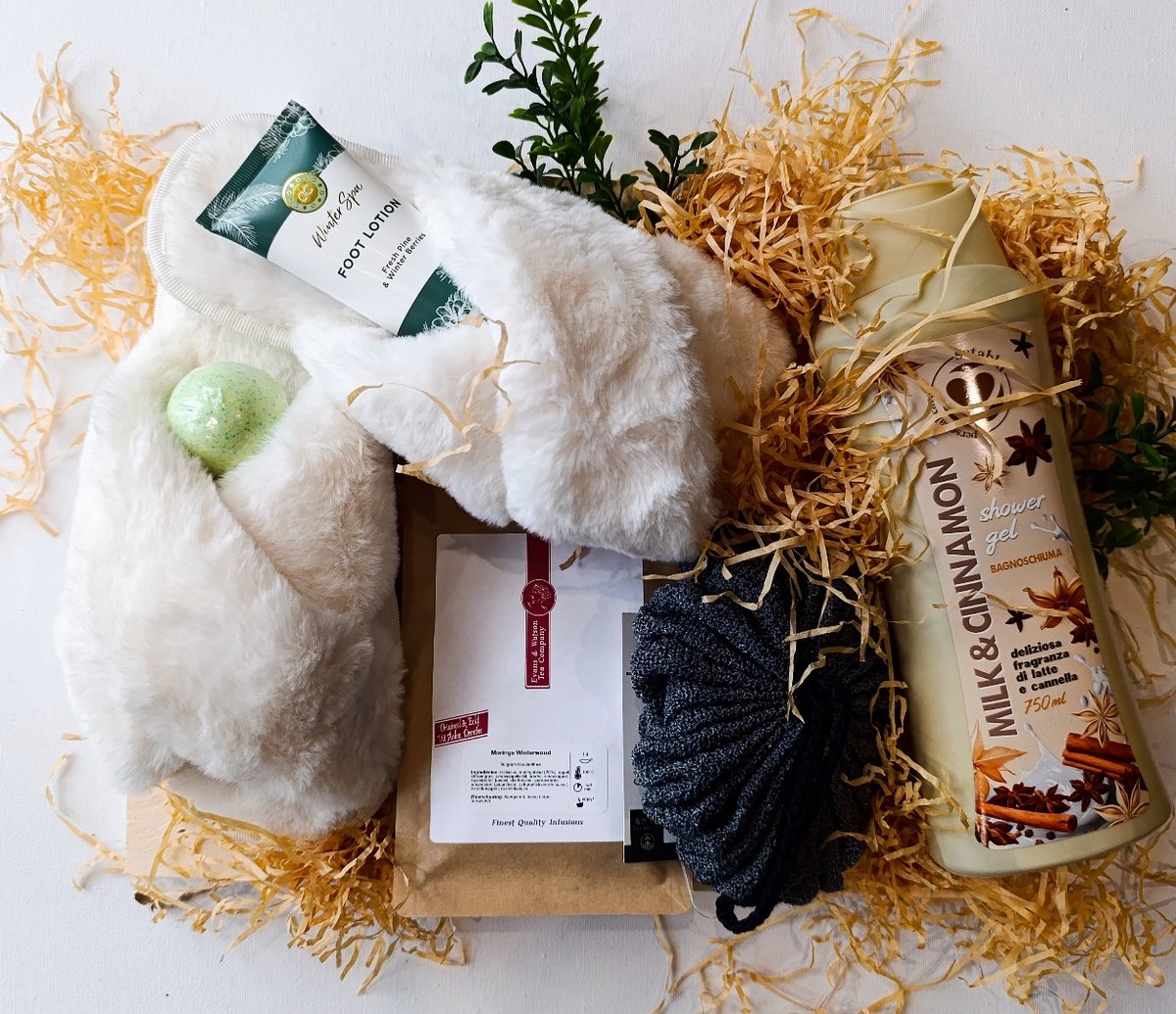 Winters Verzorgingspakket – Cadeaubox met Slippers, Douchecrème, Badbom, Thee & Voetverzorging – Winter Wellness Cadeau voor Haar