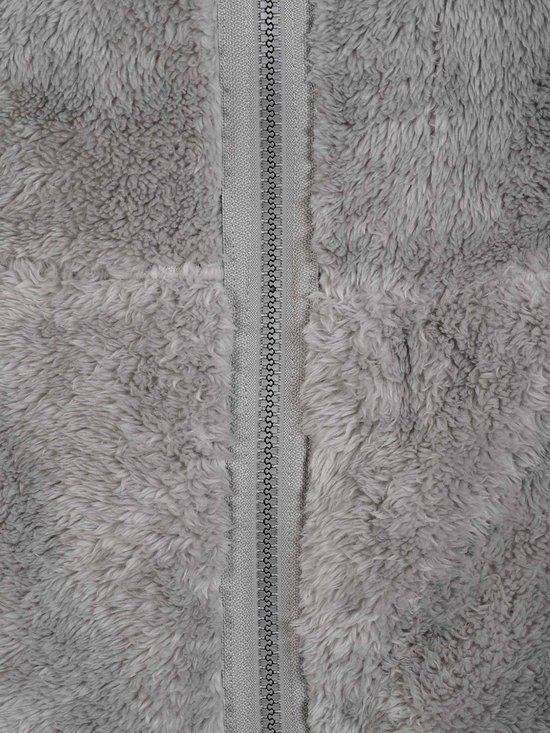Gedetailleerd grijs fleece materiaal met een middenvoor rits.