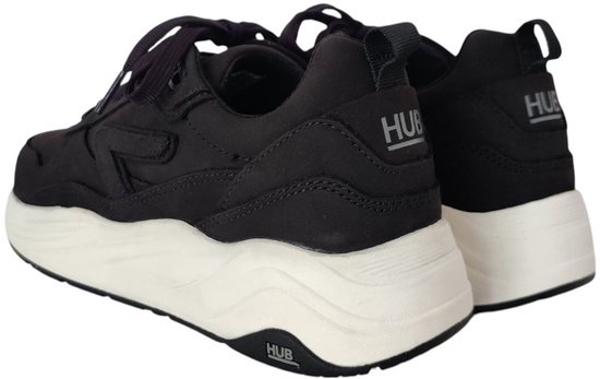 Zwarte HUB sneakers met witte zolen en HUB logo op de achterkant.
