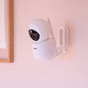 Witte Alecto babyfooncamera met antenne, bevestigd aan de muur.