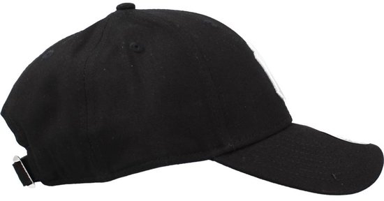 Côté d'une casquette New Era noire avec sangle réglable et logo New York Yankees blanc.
