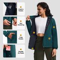 Dames groenblauwe softshell jas. Details van binnenzakken, zoom met trekkoord, steekzakken en mouwzak met rits.