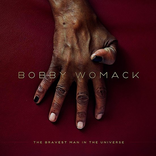 Bobby Womack, The Bravest Man in the Universe album cover met een hand met zwarte nagellak op een rode achtergrond.
