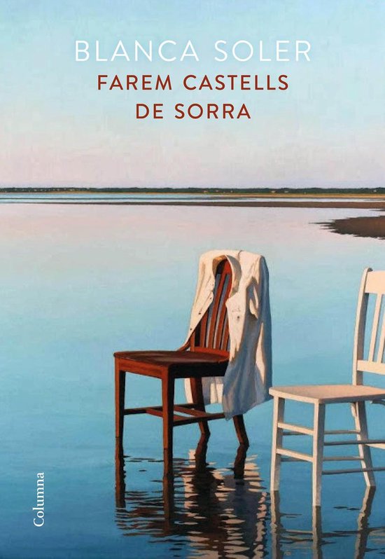 Livre "Farem castells de sorra" de Blanca Soler. Deux chaises dans l'eau, l'une avec une chemise blanche.